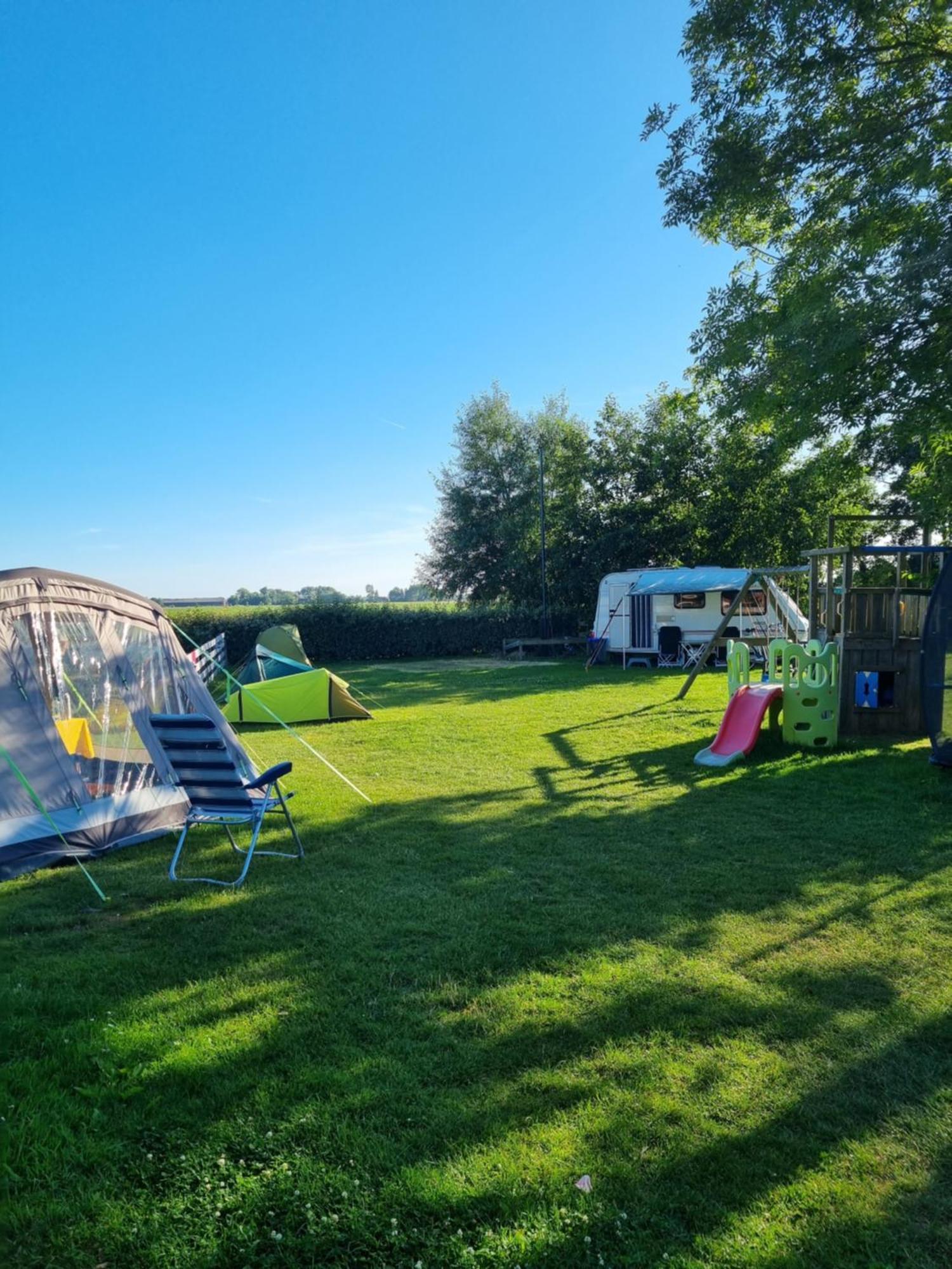 Camping De Tulpenweide Lege Kampeerplaats, Lege Plaats Op Het Gras Zonder Bed Breezand Quarto foto