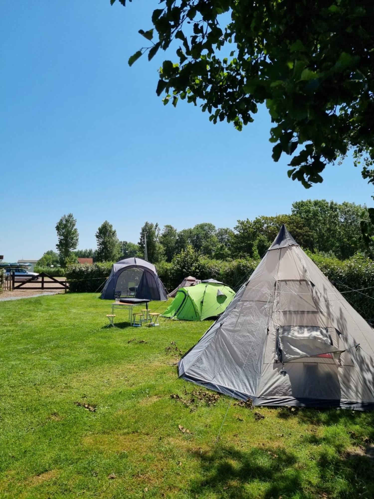 Camping De Tulpenweide Lege Kampeerplaats, Lege Plaats Op Het Gras Zonder Bed Breezand Quarto foto