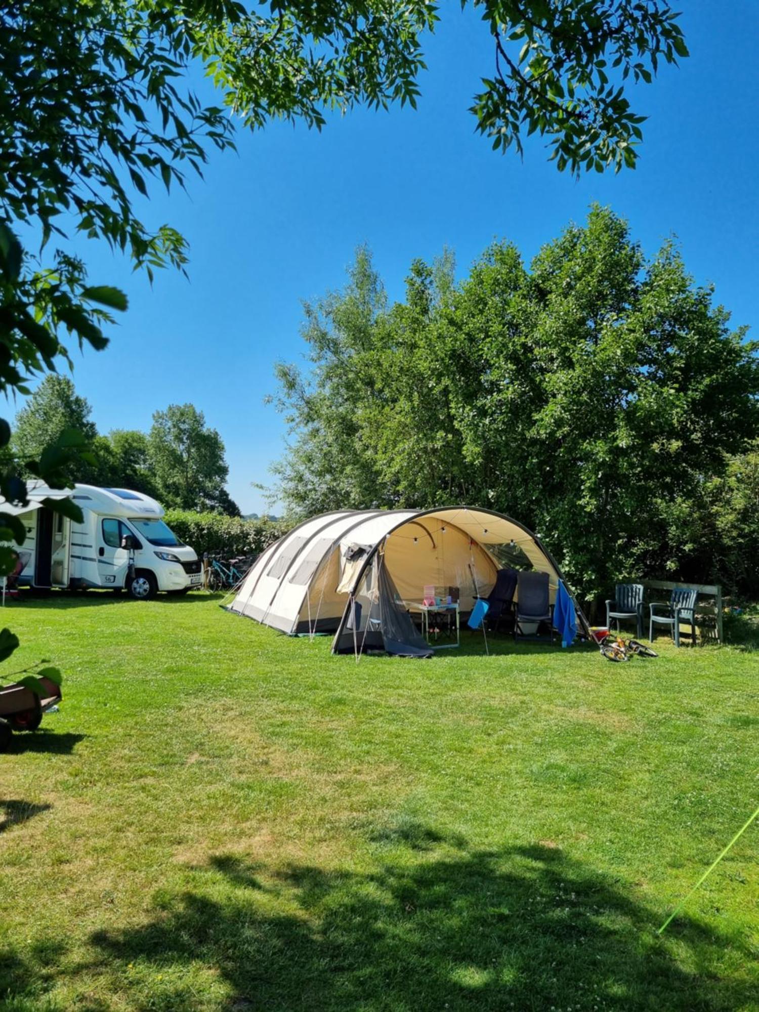 Camping De Tulpenweide Lege Kampeerplaats, Lege Plaats Op Het Gras Zonder Bed Breezand Quarto foto